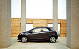 Mazda2. Modelo 2008. Kit deportivo. Imagen. Exterior. Lateral. Coche parado. Carretera. Llanta aleaci�n 16 pulgadas. Color Brilliant Black.