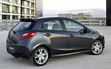 Mazda2. Modelo 2008. Kit deportivo. Imagen. Exterior. Posterior- lateral. Coche parado. Carretera. Llanta aleaci&oacute;n 16 pulgadas. Color Brilliant Black.