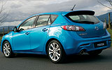 Mazda3. Modelo 2009. Imagen. Exterior. Lateral posterior. Coche parado. Carretera. Color Celestial Blue Mica.