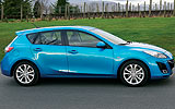 Mazda3. Modelo 2009. Imagen. Exterior. Lateral. Coche parado. Carretera. Color Celestial Blue Mica.
