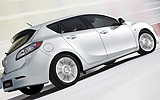 Mazda3. Modelo 2009. Versi�n i-stop. Imagen. Exterior. Posterior lateral. Coche en movimiento. Color Crystal White Pearl Mica.