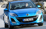 Mazda3. Modelo 2009. Imagen. Exterior. Frontal. Coche en movimiento. Carretera. Color Celestial Blue Mica.