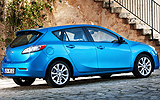 Mazda3. Modelo 2009. Imagen. Exterior. Posterior lateral. Coche parado. Carretera. Color Celestial Blue Mica.