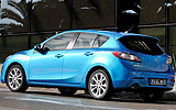 Mazda3. Modelo 2009. Imagen. Exterior. Lateral posterior. Coche parado. Carretera. Color Celestial Blue Mica.