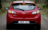 Mazda3. Modelo 2009. 5p Active 1.6 105 CV (con la opci�n pack active). Imagen. Exterior. Posterior. Coche parado. Carretera. Color Velocity Red Mica.
