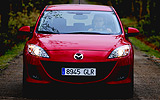 Mazda3. Modelo 2009. 5p Active 1.6 105 CV (con la opci�n pack active). Imagen. Exterior. Posterior. Coche parado. Carretera. Color Velocity Red Mica.
