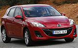 Mazda3. Modelo 2009. 5p Active 1.6 105 CV (con la opci�n pack active). Imagen. Exterior. Lateral frontal. Coche en movimiento. Carretera. Color Velocity Red Mica.