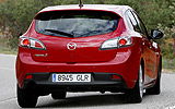 Mazda3. Modelo 2009. 5p Active 1.6 105 CV (con la opci�n pack active). Imagen. Exterior. Posterior lateral. Coche en movimiento. Carretera. Color Velocity Red Mica.