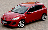 Mazda3. Modelo 2009. 5p Active 1.6 105 CV (con la opci�n pack active). Imagen. Exterior. Frontal lateral cenital. Coche parado. Carretera. Llantas de aleaci�n ligeras de dise�o de diez radios y 17 pulgadas. Color Velocity Red Mica.