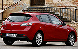 Mazda3. Modelo 2009. 5p Active 1.6 105 CV (con la opci�n pack active). Imagen. Exterior. Posterior lateral. Coche parado. Carretera. Llantas de aleaci�n ligeras de dise�o de diez radios y 17 pulgadas. Color Velocity Red Mica.