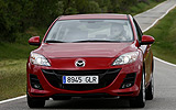 Mazda3. Modelo 2009. 5p Active 1.6 105 CV (con la opci�n pack active). Imagen. Frontal. Lateral. Coche en movimiento. Carretera. Color Velocity Red Mica.