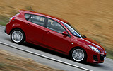 Mazda3. Modelo 2009. 5p Active 1.6 105 CV (con la opci�n pack active). Imagen. Exterior. Lateral. Movimiento. Carretera. Color Velocity Red Mica.