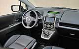 Mazda5. Modelo 2008. Imagen. Interior. Salpicadero-volante. Panel central gris oscuro. Palanca de cambios manual. Asientos de piel. Navegador.