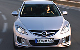 Mazda6. Modelo 2008. Kit deportivo (SAP). Imagen. Frontal. Coche en movimiento. Carretera. Color Gris.