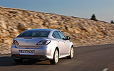 Mazda6. Modelo 2008. Kit deportivo (SAP). Imagen. Posterior lateral. Coche en movimiento. Carretera. Color Gris.