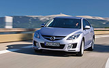 Mazda6. Modelo 2008. Kit deportivo (SAP). Imagen. Frontal lateral. Coche en movimiento. Carretera. Color Gris.