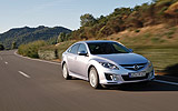 Mazda6. Modelo 2008. Kit deportivo (SAP). Imagen. Lateral frontal. Coche en movimiento. Carretera. Color Gris.