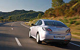 Mazda6. Modelo 2008. Kit deportivo (SAP). Imagen. Lateral posterior. Coche en movimiento. Carretera. Color Gris.