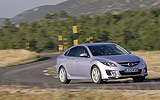 Mazda6. Modelo 2008. Kit deportivo (SAP). Imagen. Lateral frontal. Coche en movimiento. Carretera en curva. Color Gris.