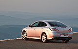 Mazda6. Modelo 2008. Kit deportivo (SAP). Imagen. Lateral posterior. Coche parado. Carretera. Color Gris.