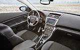 Mazda6. Modelo 2008. Imagen. Interior. Salpicadero. Volante con mandos. Consola central. Navegador. Palanca de cambios manual. 