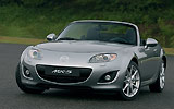Mazda MX-5. Soft Top. Modelo 2009. Imagen exterior. Frontal- lateral. Coche parado. Descapotado. Carretera. Gris