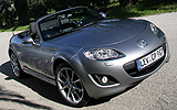 Mazda MX-5. Soft Top. Modelo 2009. Imagen exterior. Frontal. Coche parado. Carretera. Gris.