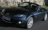 Mazda MX-5. Roadster Coup&eacute;. Modelo 2009. Imagen exterior. Frontal lateral. Movimiento. Carretera. Gris.