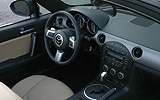 Mazda MX-5. Modelo 2009. Imagen interior. Salpicadero. Volante. Asientos. Cuero marr�n.