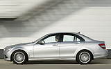 Mercedes-Benz Clase C BlueEFFICIENCY. Modelo 2009. Imagen. Lateral. Coche en movimiento. Coche en carretera. Gris.
