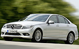 Mercedes-Benz Clase C BlueEFFICIENCY. Modelo 2009. Imagen. Frontal- lateral. Coche en movimiento. Carretera. Gris.