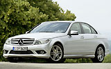Mercedes-Benz Clase C BlueEFFICIENCY. Modelo 2009. Imagen. Frontal- lateral. Coche parado. Carretera. Gris.
