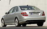 Mercedes-Benz Clase C BlueEFFICIENCY. Modelo 2009. Imagen. Lateral- posterior. Coche parado. Carretera. Gris.