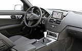 Mercedes-Benz Clase C BlueEFFICIENCY. Modelo 2009. Imagen. Interior. Salpicadero. Volante. Consola central. Navegador. Palanca de cambios manual.