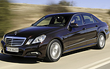 Mercedes-Benz Clase E. Modelo 2009. Imagen. Exterior. Frontal lateral. Coche en movimiento. Carretera. Negro obsidiana metalizado.