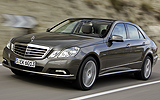 Mercedes-Benz Clase E. Modelo 2009. Imagen. Exterior. Frontal lateral. Coche en movimiento. Carretera. Gris tenorita metalizado.