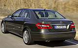 Mercedes-Benz Clase E. Modelo 2009. Imagen. Exterior. Lateral posterior. Coche en movimiento. Carretera. Gris tenorita metalizado.