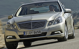 Mercedes-Benz Clase E. Modelo 2009. Imagen. Exterior. Frontal lateral. Coche en movimiento. Carretera. Beige perla metalizado.
