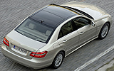 Mercedes-Benz Clase E. Modelo 2009. Imagen. Exterior. Cenital. Coche en movimiento. Carretera. Techo corredizo elevador el�ctrico de cristal. Beige perla metalizado.