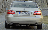 Mercedes-Benz Clase E. Modelo 2009. Imagen. Exterior. Posterior. Coche en movimiento. Carretera. Beige perla metalizado.