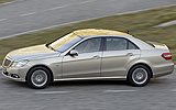 Mercedes-Benz Clase E. Modelo 2009. Imagen. Exterior. Lateral. Coche en movimiento. Carretera. Beige perla metalizado.