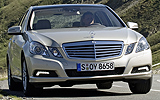 Mercedes-Benz Clase E. Modelo 2009. Imagen. Exterior. Frontal. Coche en movimiento. Carretera. Beige perla metalizado.