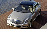 Mercedes-Benz Clase E. Modelo 2009. Imagen. Exterior. Frontal cenital. Coche parado. Carretera. Techo corredizo elevador el�ctrico de cristal. Beige perla metalizado.