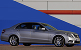 Mercedes-Benz Clase E. Modelo 2009. Imagen. Exterior. Paquete equipamiento �AMG�. Lateral. Coche parado. Carretera. Plata iridio metalizado.
