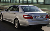 Mercedes-Benz Clase E. Modelo 2009. Imagen. Exterior. Paquete equipamiento �AMG�. Lateral posterior. Coche en movimiento. Carretera. Plata iridio metalizado.
