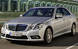 Mercedes-Benz Clase E. Modelo 2009. Imagen. Exterior. Paquete equipamiento �AMG�. Frontal lateral. Coche en movimiento. Carretera. Plata iridio metalizado.
