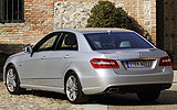 Mercedes-Benz Clase E. Modelo 2009. Imagen. Exterior. Paquete equipamiento �AMG�. Lateral posterior. Coche parado. Carretera. Plata iridio metalizado.