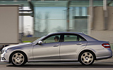 Mercedes-Benz Clase E. Modelo 2009. Imagen. Exterior. Paquete equipamiento �AMG�. Lateral. Coche en movimiento. Carretera. Plata iridio metalizado.