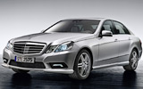 Mercedes-Benz Clase E. Modelo 2009. Imagen. Exterior. Paquete equipamiento �AMG�. Frontal lateral. Coche parado. Estudio. Faros en on. Plata iridio metalizado.