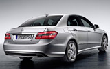 Mercedes-Benz Clase E. Modelo 2009. Imagen. Exterior. Paquete equipamiento �AMG�. Posterior lateral. Coche parado. Estudio. Pilotos en on. Plata iridio metalizado.